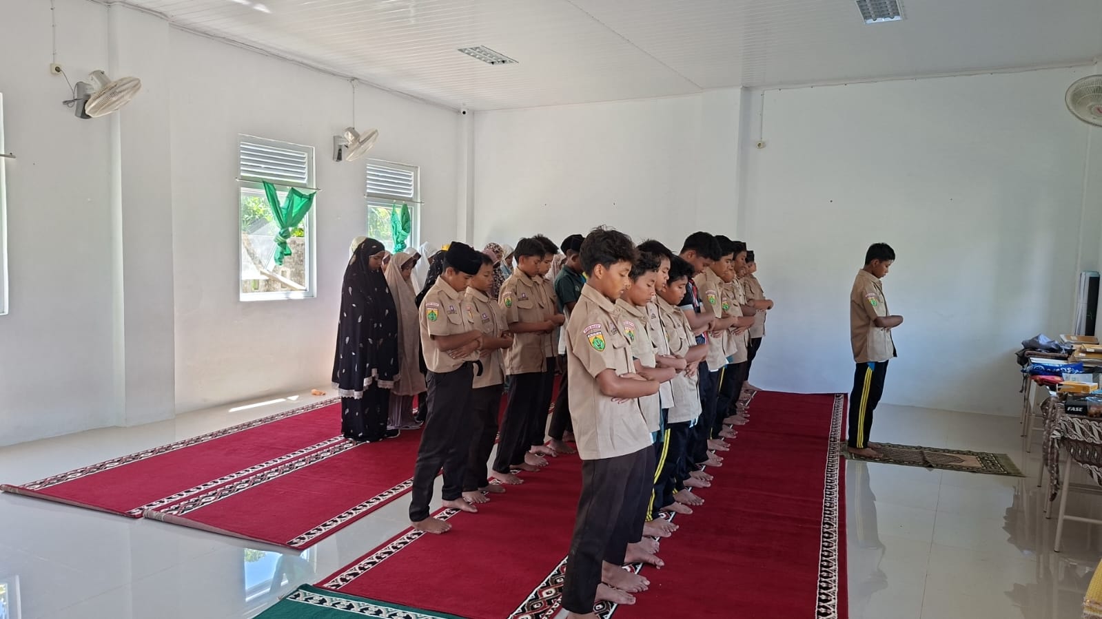Shalat Dhuhur Berjamaah