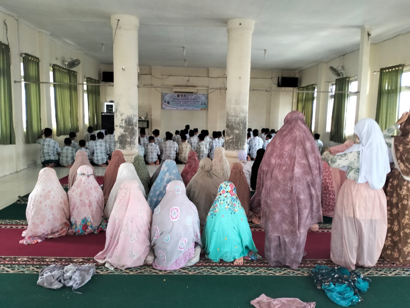 Shalat Dhuhur Berjamaah